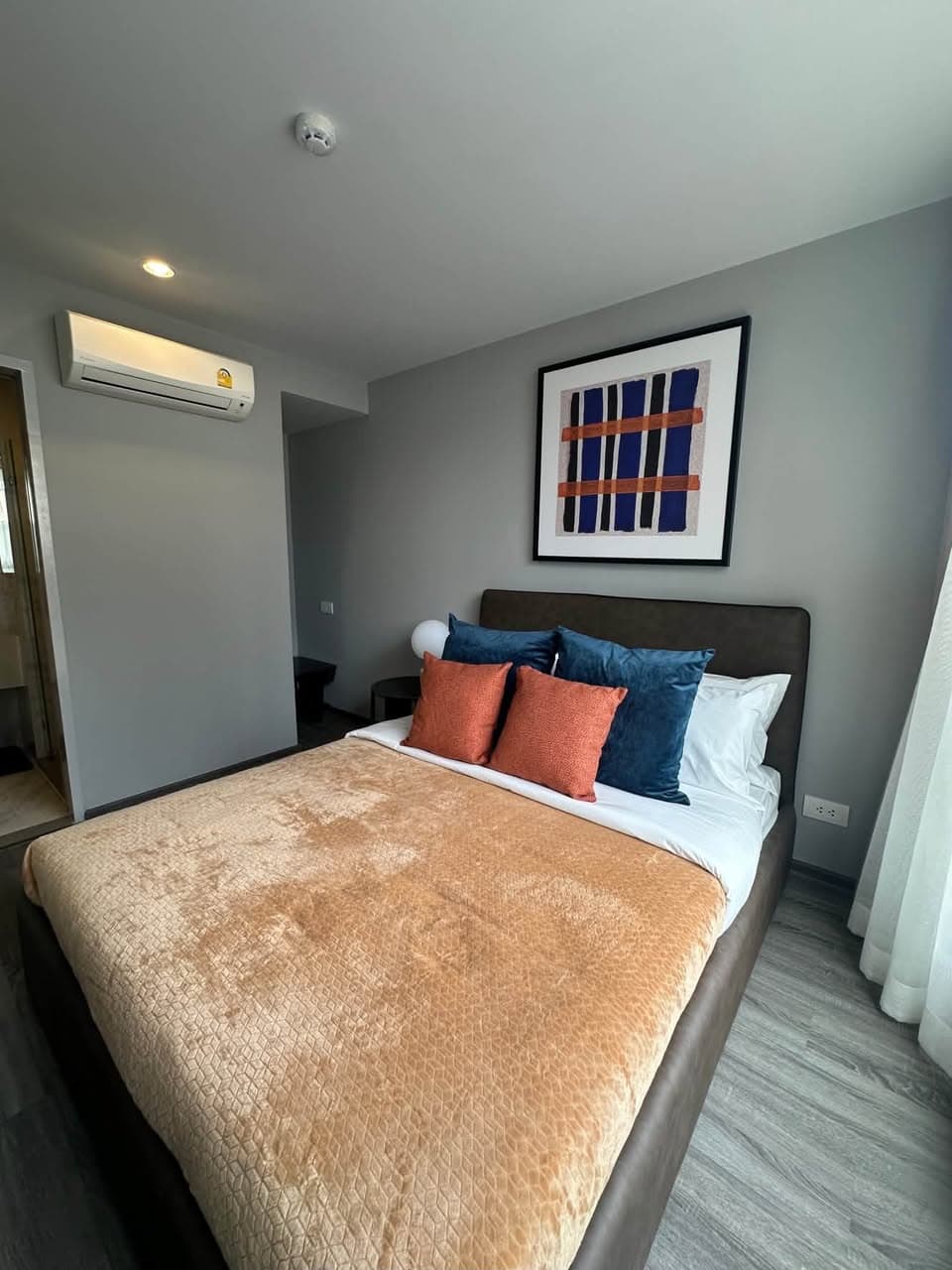 Ideo Mobi Sukhumvit 40 · ၃၅ စတုရန်းမီတာ အိပ်ခန်းတစ်ခန်း ၄ လွှာ၊ ပရိဘောဂနှင့်လျှပ်စစ်ပစ္စည်းစုံ၊ BTS အက်ကမာိုင်နှင့် ထွန်လိုအနီး