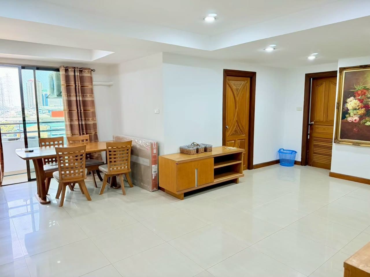 Vivid Tower · ห้องมุม 60 ตร.ม. วิวเมืองและสระว่ายน้ำ