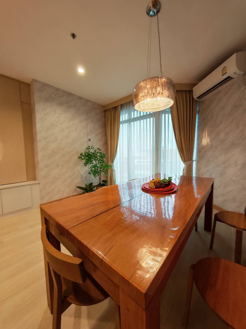 Baan Sathorn Chao Phraya · Owner-posted Baan Sathorn Chao Phraya rental explicitly welcoming agents. Recently renovated 140 sqm three-bedroom, two-bathroom serviced-apartment-style home on floor 7 with park and King Taksin Bridge views, THB 49,000/month, near BTS Krung Thon Buri and ICONSIAM.