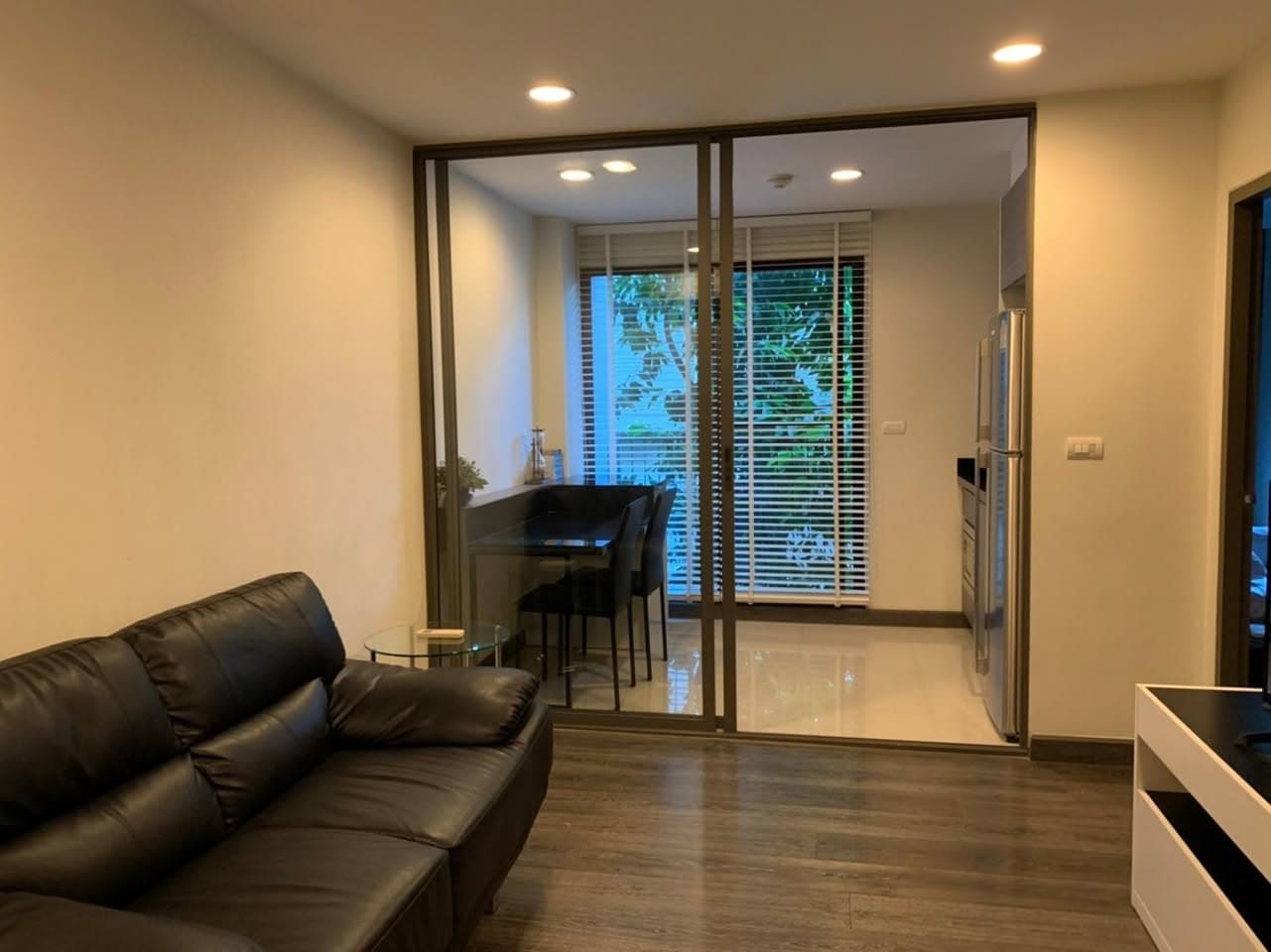 Rende Sukhumvit 23 · Ready-to-move-in Rende Sukhumvit 23 one-bedroom, one-bathroom home with bathtub, 40.2...