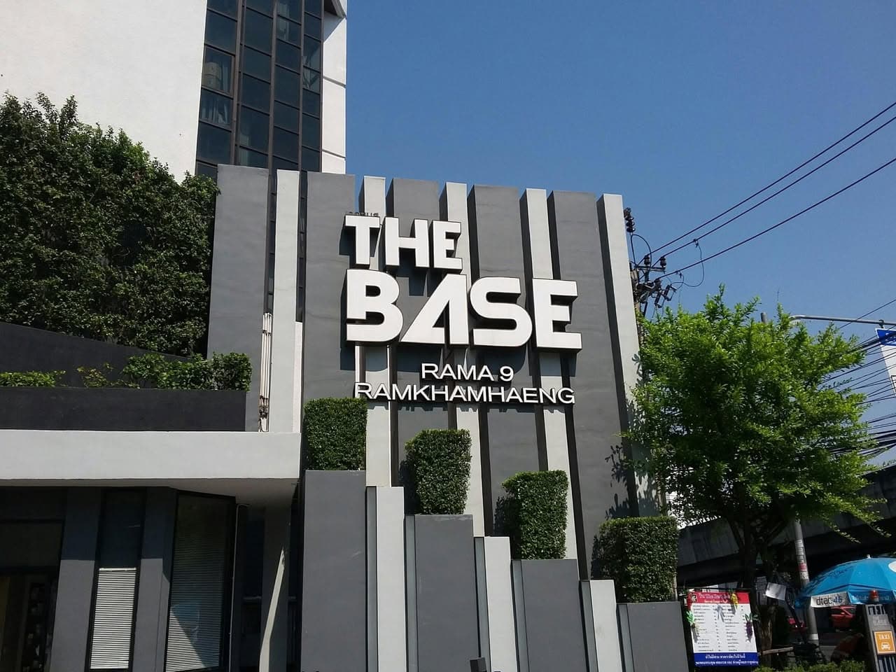 The Base Rama 9–Ramkhamhaeng · Owner-posted corner one-bedroom, 30 sqm on floor 33 with an open 270-degree view, full furnishings and digital door lock, welcoming agents
