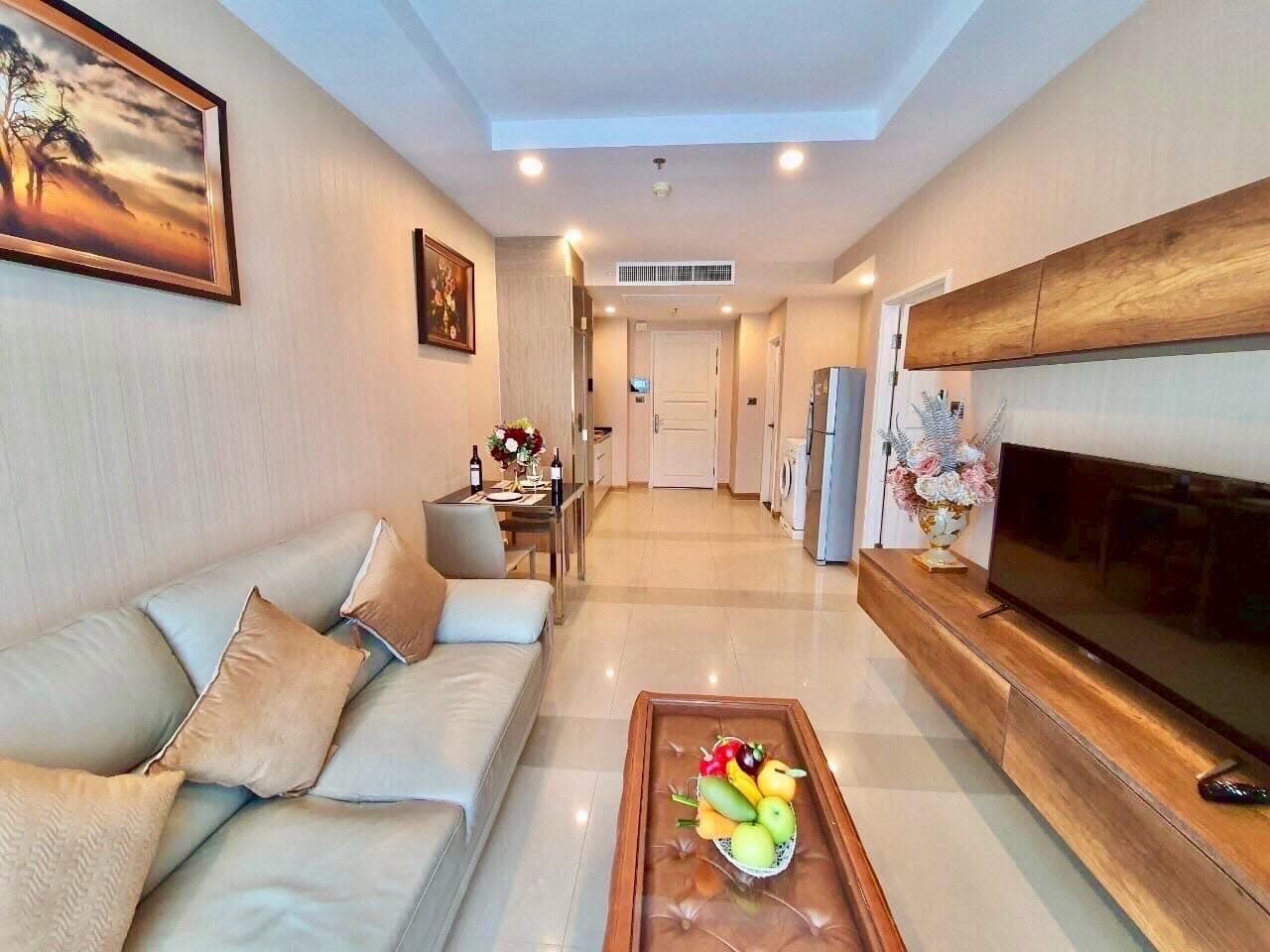 Supalai Wellington · 집주인 직접 등록·에이전트 환영: Supalai Wellington 47㎡ 1베드룸 1욕실 14층, 수영장 전망, 신규 인테리어·빌트인·가전 완비, 무료 주차 1대. 월 33,000바트 1년 계약