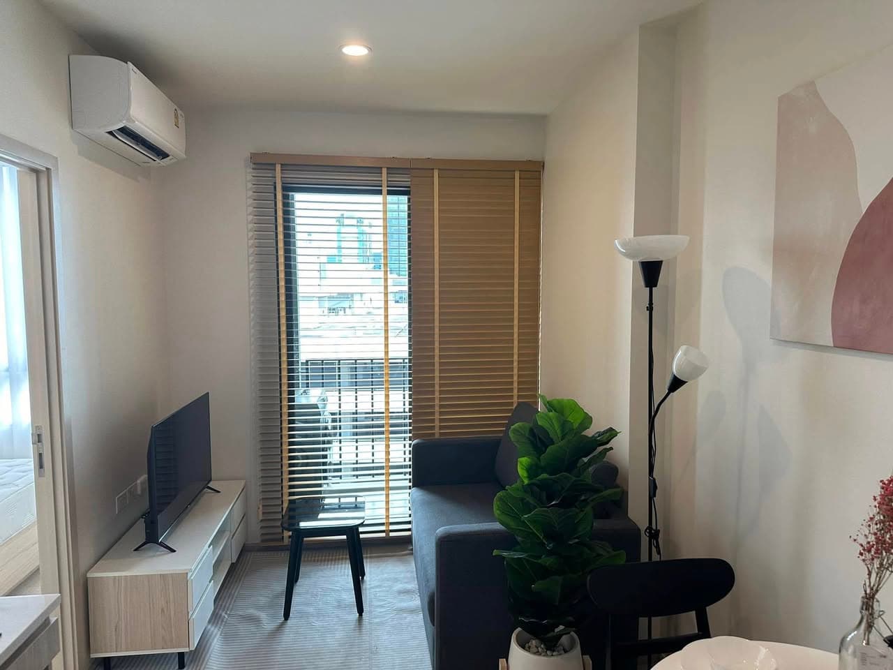 NUE Noble Ratchada–Lat Phrao · เจ้าของปล่อยเองและยินดีรับเอเจนต์ ห้องใหม่พร้อมเข้าอยู่ 1 ห้องนอน 1 ห้องน้ำ ขนาด 27 ตร.ม. ชั้น 12 ใกล้ MRT ลาดพร้าว เดินประมาณ 2 นาที เชื่อมต่อ MRT ได้ 2 สาย เฟอร์นิเจอร์และเครื่องใช้ไฟฟ้าครบ มีแอร์ เครื่องทำน้ำอุ่น เครื่องซักผ้าอบแห้ง Smart TV ตู้เย็น ไมโครเวฟ เตาไฟฟ้า Digital Door Lock และ Face Scan ค่าเช่า 16,000 บาท/เดือน ประกัน 2 เดือน ล่วงหน้า 1 เดือน