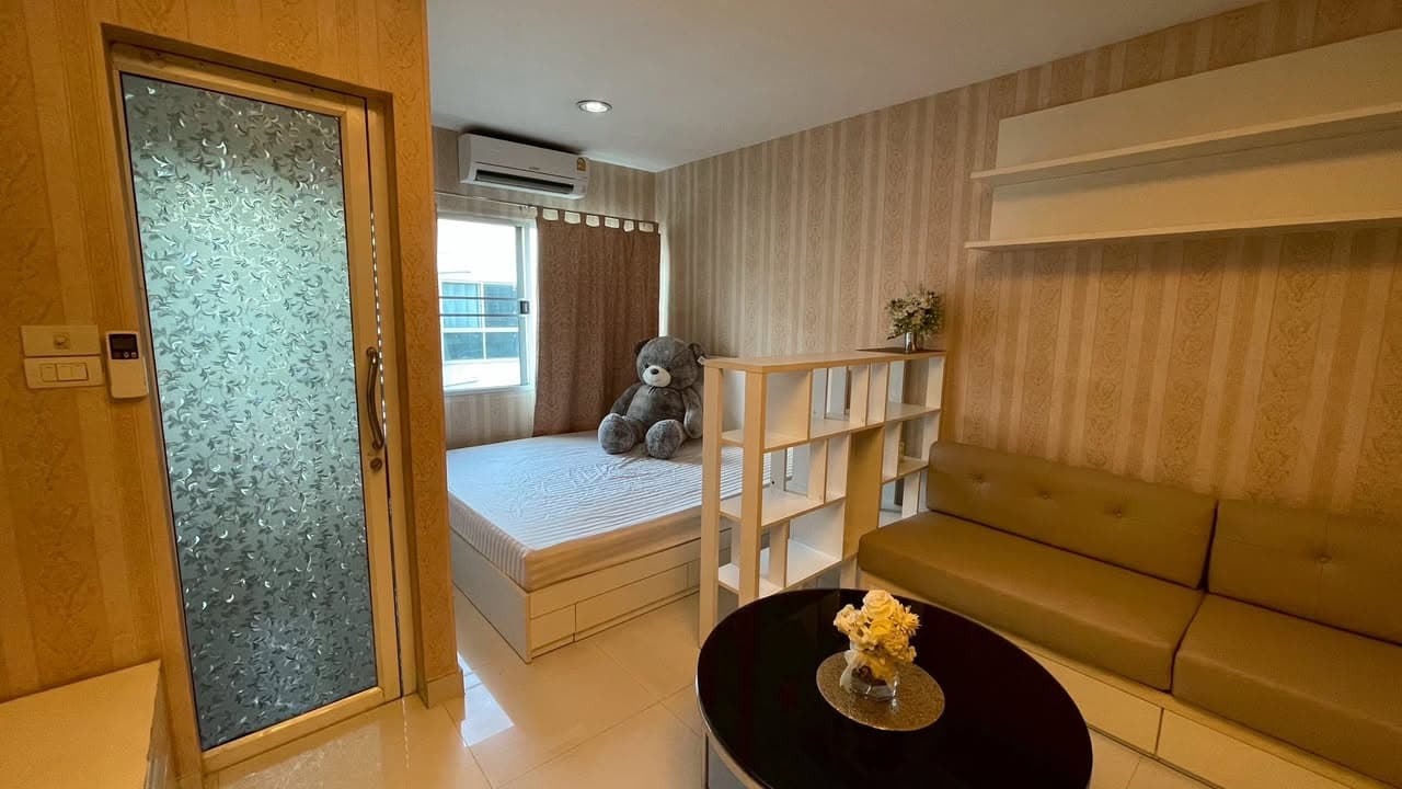 A Space Asoke-Ratchada · A Space Asoke-Ratchada B棟最上階8階31㎡ワンルーム、東向きプール・ラチャダー市街ビュー。2027年7月1日まで月9,000バーツで賃貸中。売価1... - รูปที่ 1