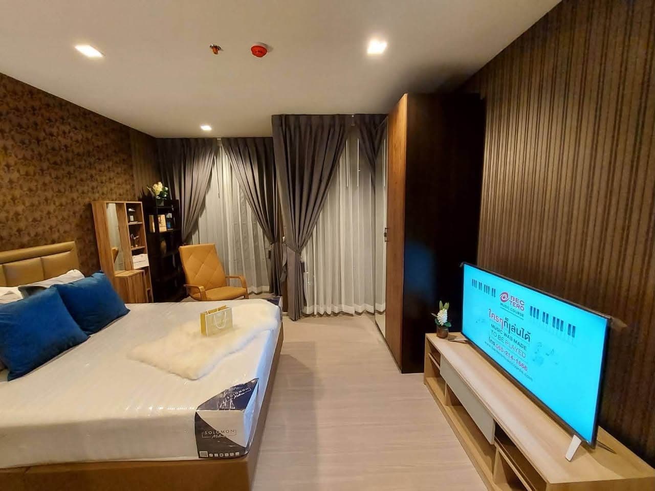 Life Asoke Rama 9 · studio 26 m² tầng 11 tòa A, hướng Bắc nhìn vườn và thành phố, có cửa kính trượt ngăn...