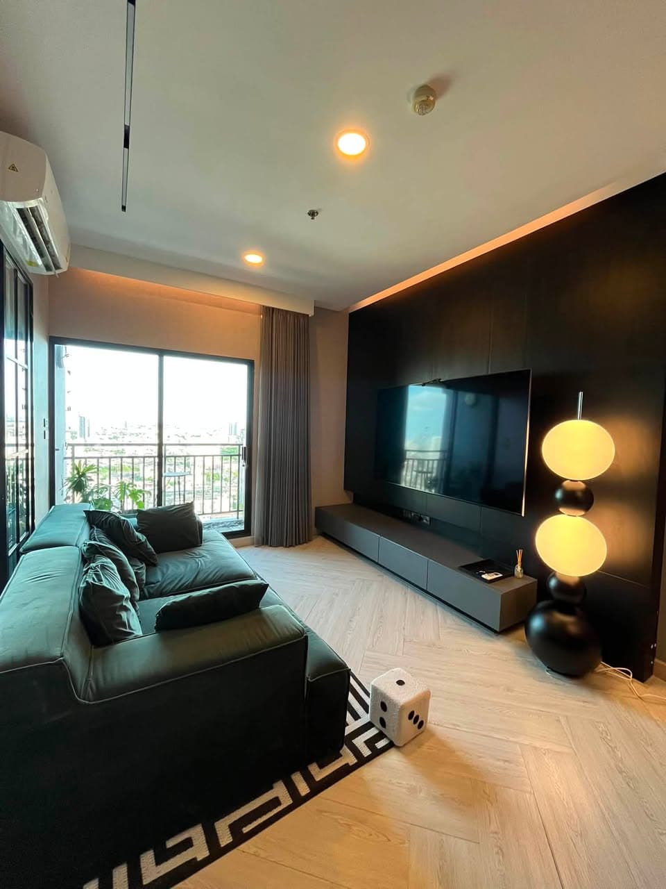Supalai Loft Talat Phlu Station · 2베드룸 2욕실 프레지덴셜 스위트, 34층 69.8㎡, 강과 도심 파노라마 뷰, 2.8m 높은 천장과 다크 모던 스칸디나비안 인테리어. 빌트인 가구·가전... - รูปที่ 1